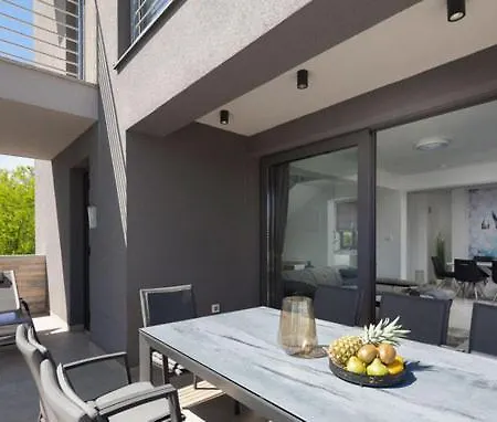 Tina וילה פריבלאקה